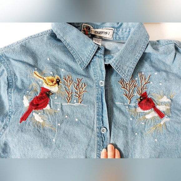 Cardinal Snowy Winter/Christmas Chambray/Denim Shirt size Large Passion - Picture 6 of 9